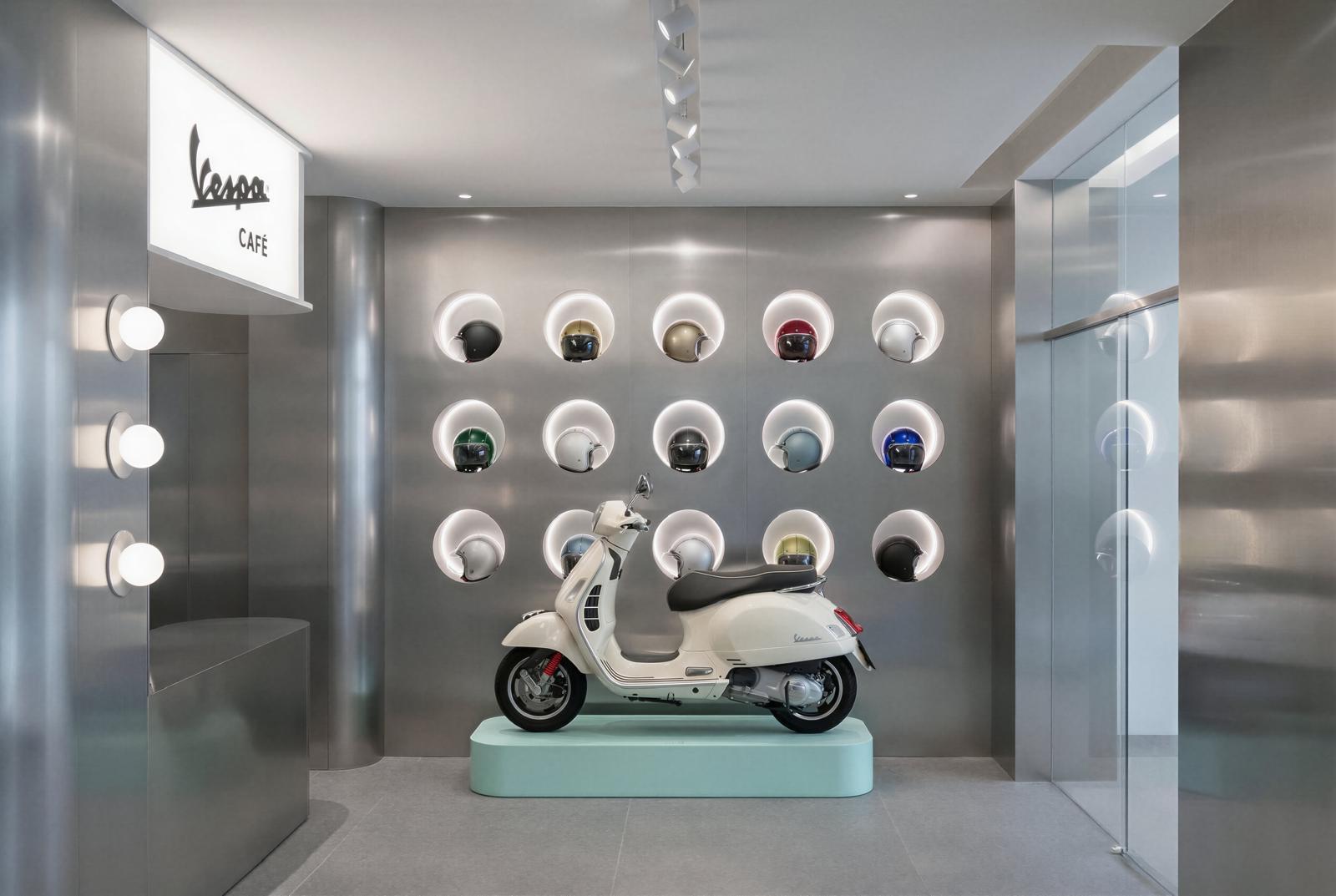 Showroom Vespa con motocicleta y cascos