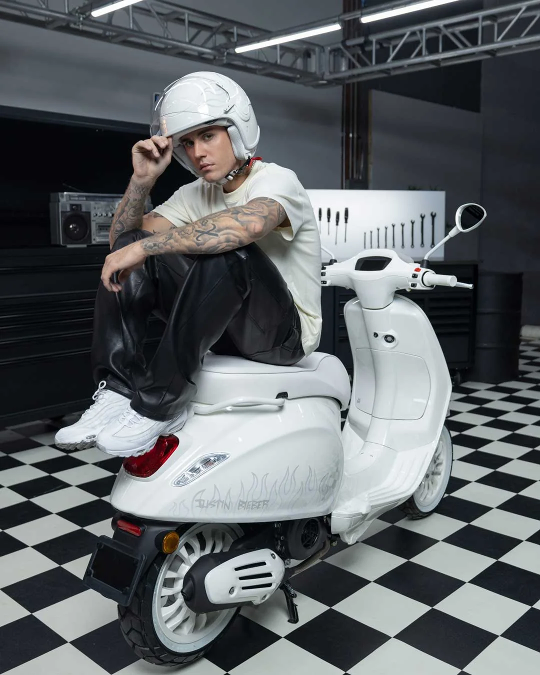 JUSTIN BIEBER × VESPA — imagen 4